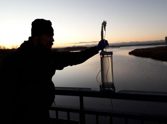 Kuva 22. Jokivesinäytteenottoa Kuva: Katri Siimes) Fig. 22. River water sampling Photo: Katri Siimes) jokikartoituksessa haluttiin saada yleiskuva prioriteettiainelistan torjunta-aineiden pitoisuuksista suomalaissa virtavesissä.