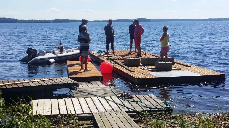 Toki talkoissa oli aina muitakin puuhastelijoita mukana, kiitokset siis kaikille talkoissa olleille. Laiturin asennus tuottikin päänvaivaa tuulisen kesän vuoksi.