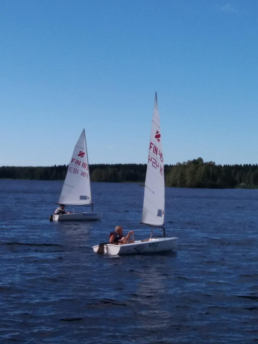 ja myöhemmin kaksi lisää. Zoomeilla päästiin purjehduksen alkeita opettelemaan ja ne olivatkin kovassa käytössä. Nyt on lapsille (jos joutavat aikuisilta) mukavaa tekemistä saaritukikohdassamme.