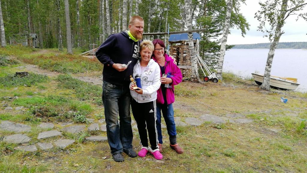Illalla naisten saunavuoron alkaessa miehet kisasivat vielä zoomeilla, jotka ovat