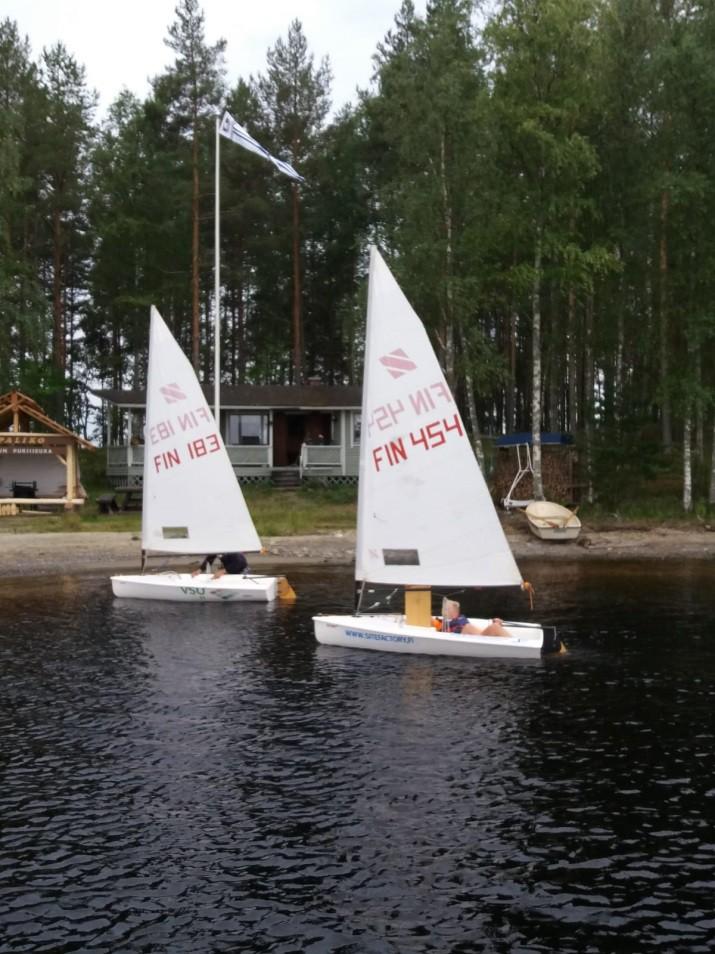 Saunomisen ja uimisen jälkeen siirryttiin nuotiolle ja tuulikin rauhoittui.