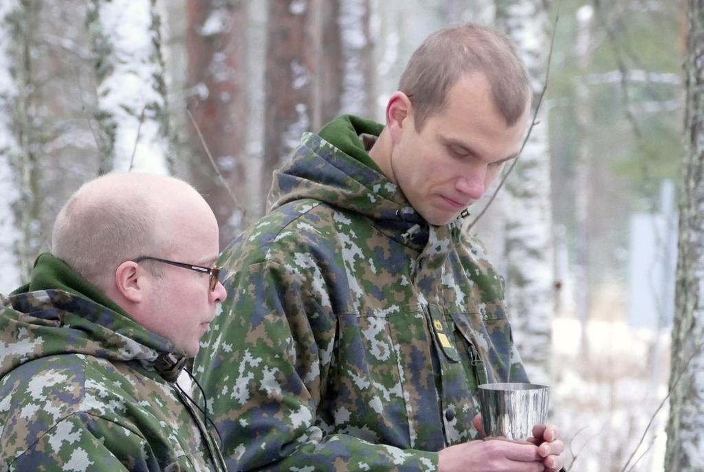 sivu 26 Papit toivottavat tervetulleeksi palvelukseen! Olet tervetullut palvelemaan Kainuun prikaatiin. Meidät papit tapaat palveluksessa niin arjessa kuin juhlassakin.