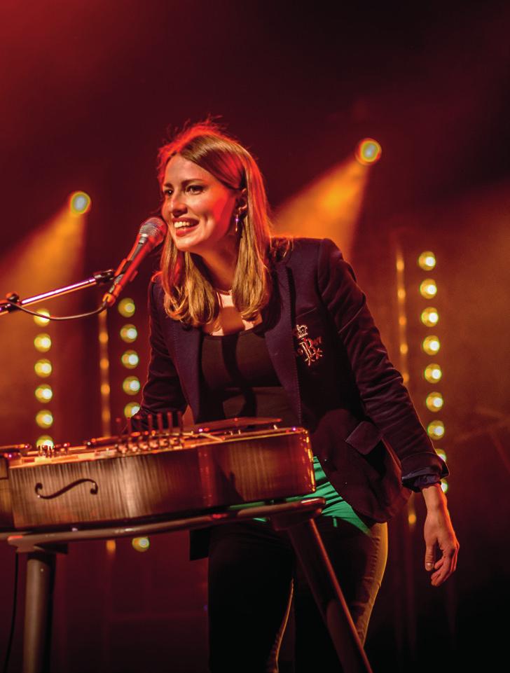Kanteleperheeseen kuuluu myös yksitoista- tai viisitoistakielisiä kanteleita. Minä soitan konserttikanteletta, jossa on peräti 39 kieltä. 6. Mitä teet työksesi? Teen työkseni kantelemusiikkia.