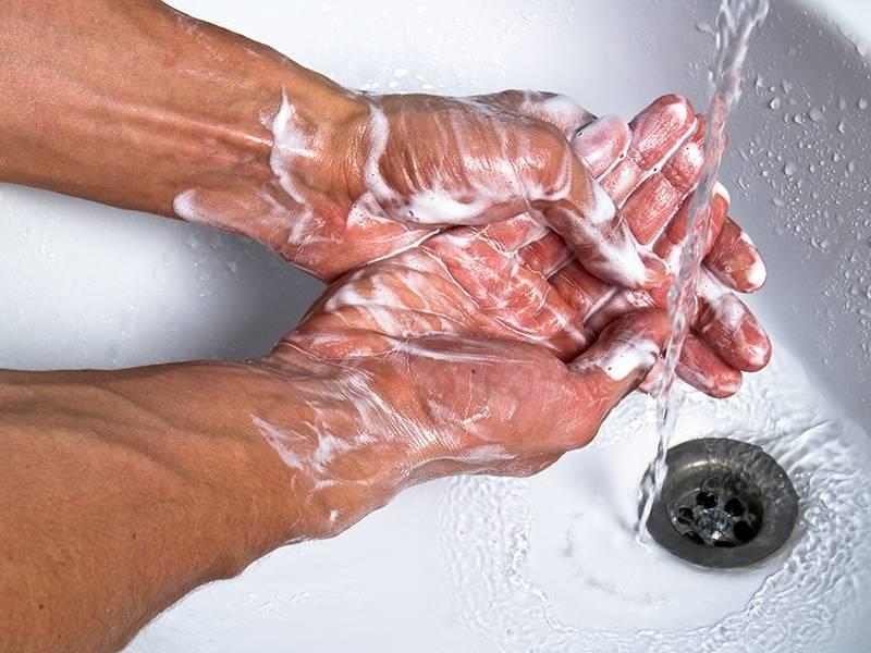 Käsihygienia ykkösjuttu Suojakäsineitä on käytettävä Jos henkilöllä on rakennekynnet tai sormuksia tai haavoja Suojakäsineet on vaihdettava riittävän usein ja kädet pestävä riittävän