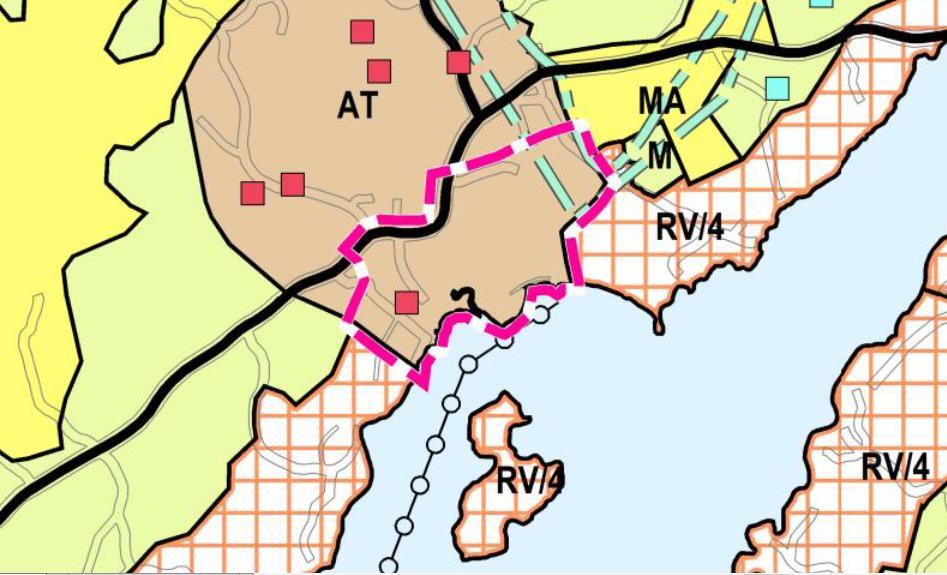 ALUE 8: Ruuhijärvi Ruuhijärven kylään esitetään kyläalueen (AT) rajausta, joka vaihtoehtoisesti kumoaa voimassa olevan