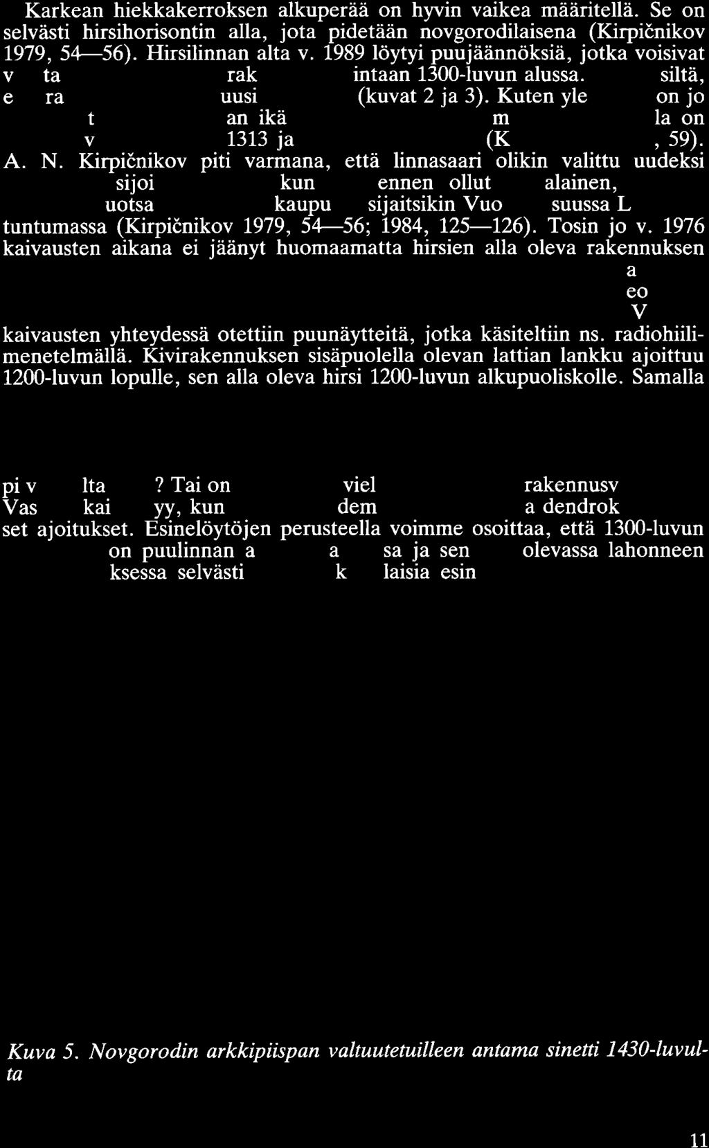 Karkean hiekkakerroksen alkuperää on hyvin vaikea määritellä. Se on selvästi hirsihorisontin alla, jota pidetään novgorodilaisena (Kirpicnikov 1979, 54-56). Hirsilinnan alta v.
