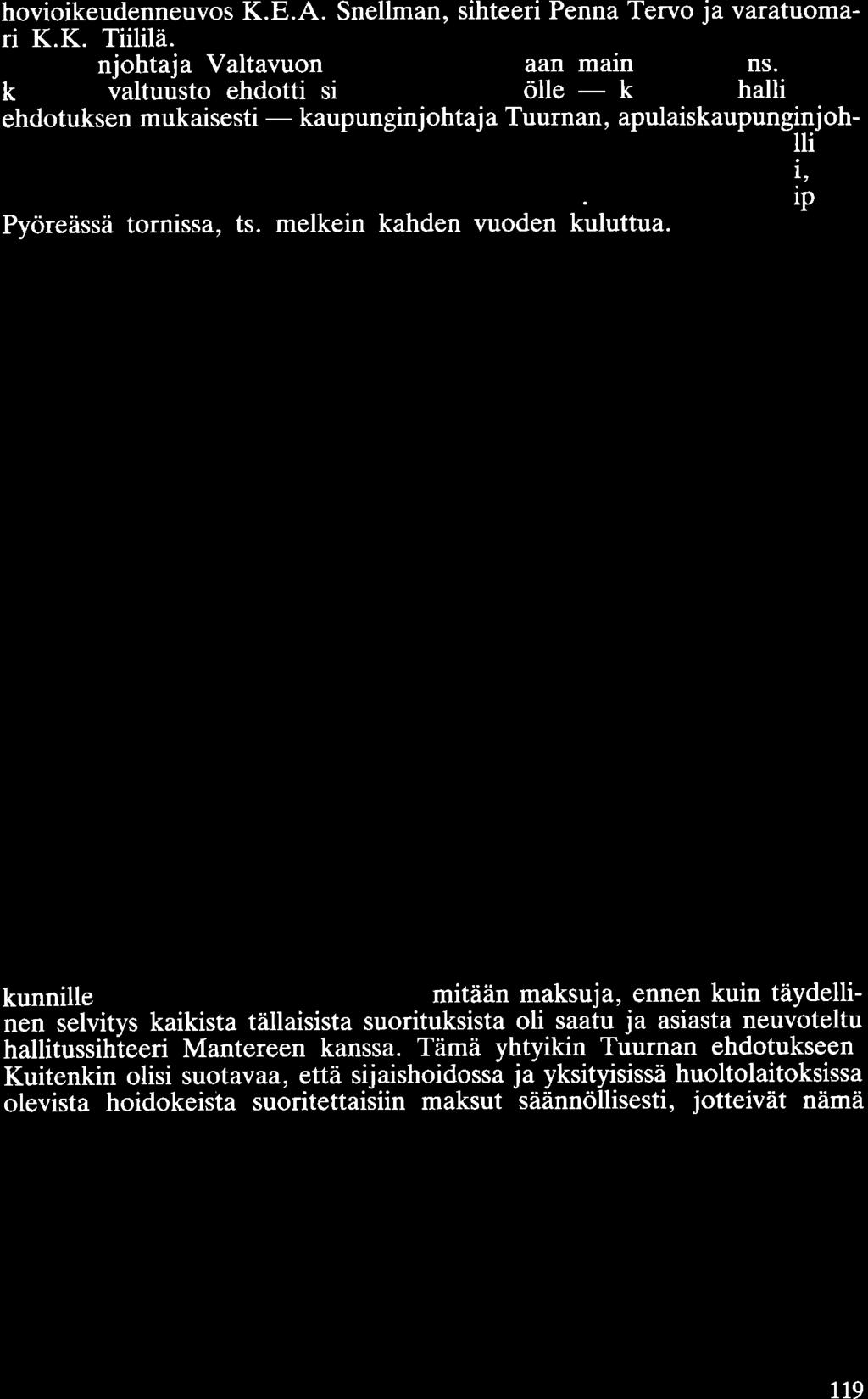 hovioikeudenneuvos K.E.A. Snellman, sihteeri Penna Tervo ja varatuomari K.K. Tiililä. Puheenjohtaja Valtavuon tervehdyssanoissaan mainitsemaan ns.