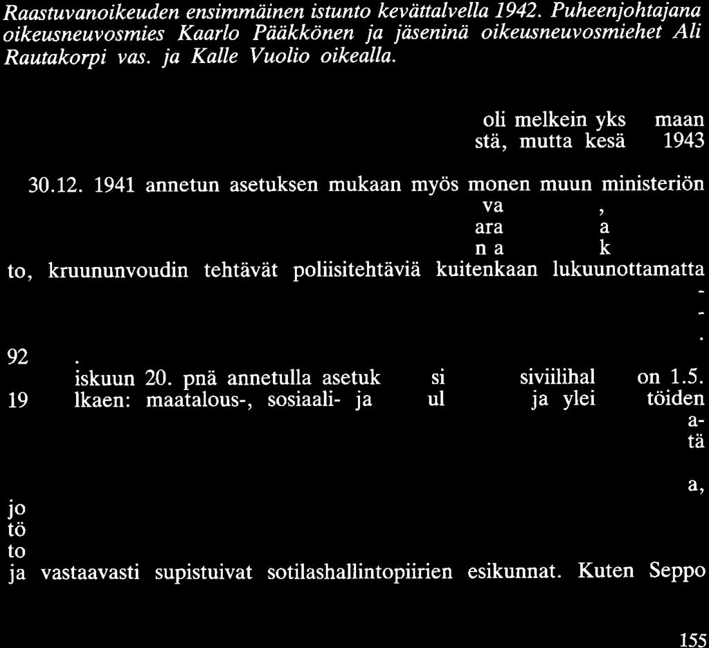 Raastuvanoikeuden ensimmäinen istunto kevättalvella 1942. Puheenjohtajana oikeusneuvosmies Kaarlo Pääkkönen ja jäseninä oikeusneuvosmiehet Ali Rautakorpi vas. ja Kalle Vuolio oikealla. Pitkänen.