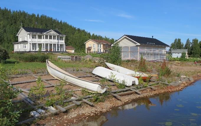 Venesatama-alueen vieressä olevilla erillispientalotonteilla olevista asuinrakennuksista oikeanpuoleisin on valmistunut vuonna 2013.