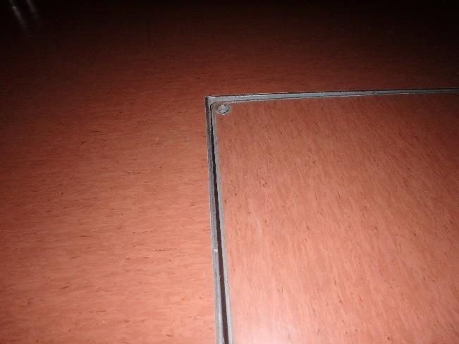 Pääosin mattopinnat on nostettu seinän alaosiin noin 100 mm eikä seinäliitoksissa tai lattiapinnoitteessa havaittu halkeamia. Kohonneita pintakosteuden vertailuarvoja havaittiin tilassa B142.