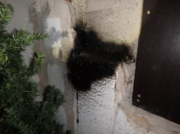 Kirkonkylän koulukeskus 17 (21) Kua 27. E-siien kellarikerroksen seinältä haaittiin bitumimaisia jäämiä, joissa ei todettu asbestia tai PAH-yhdisteitä. Kua 28.