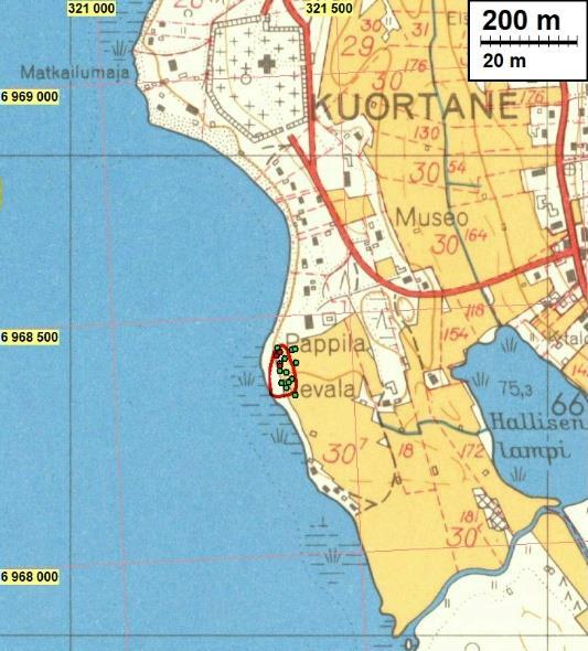 6 Ote vuoden 1962 peruskartasta. Muinaisjäännösrekisterin mukainen muinaisjäännösalue on rajattu punaisella viivalla ja alueelle tehdyt koekuopat erivärisin palloin.
