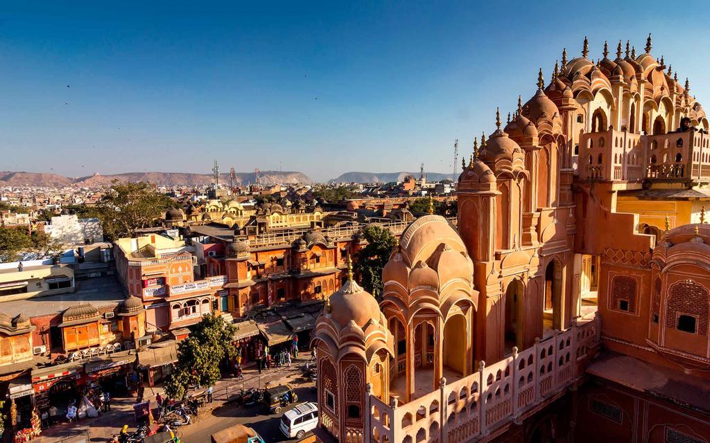 Ylellinen Intianmatkamme alkaa Finnairin businessluokan lennolla Delhiin, jossa majoitumme loisteliaaseen The Imperial hotelliin.