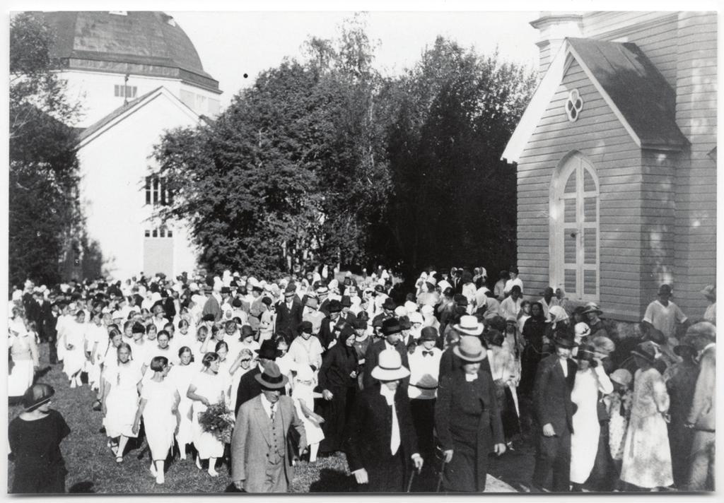 Rippikoululaisia poistumassa Jääsken kirkosta 1929.