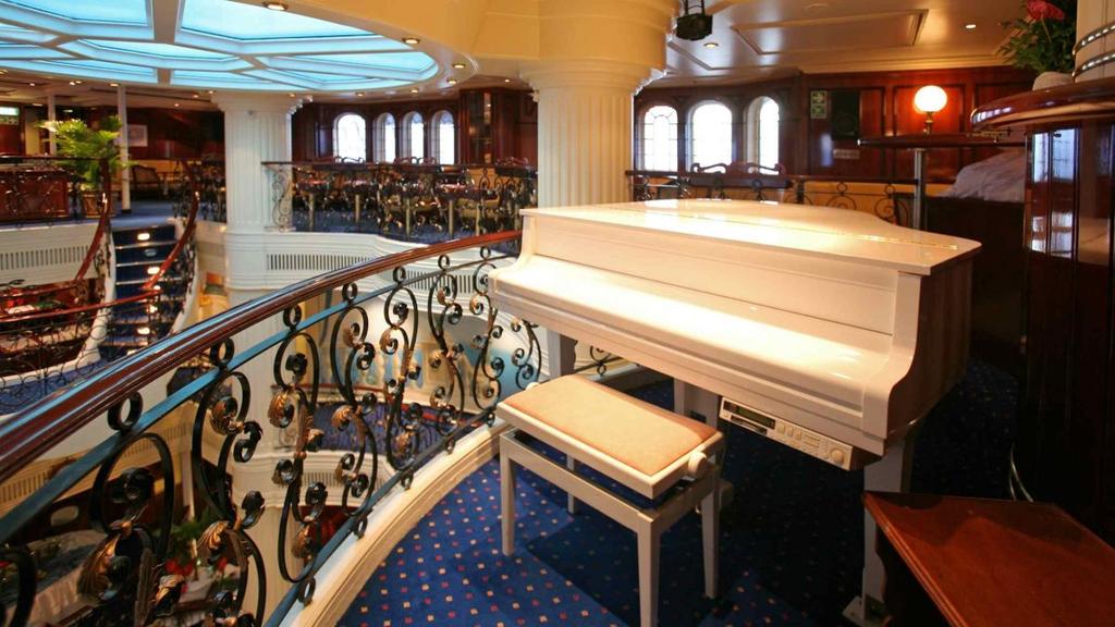 Observation Lounge laivan keulassa antaa hyvä mahdollisuudet matkan seuraamiseen.