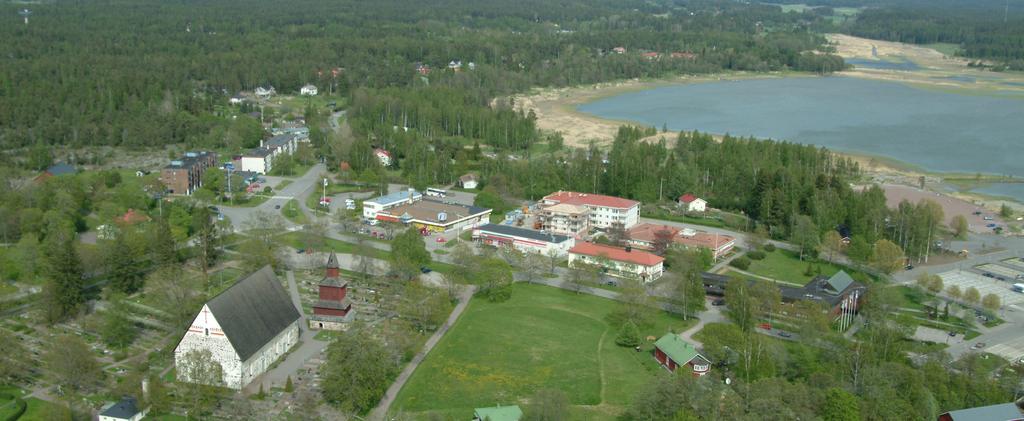 Tien eteläpuolella sijaitseva esiaiainen harmaaiviiro ympäröivine hautausmaineen ja Ola Westmanin puistotien varren avoin yläviheriö muodostavat seleän esipisteen Inoon ironylän maisemassa.