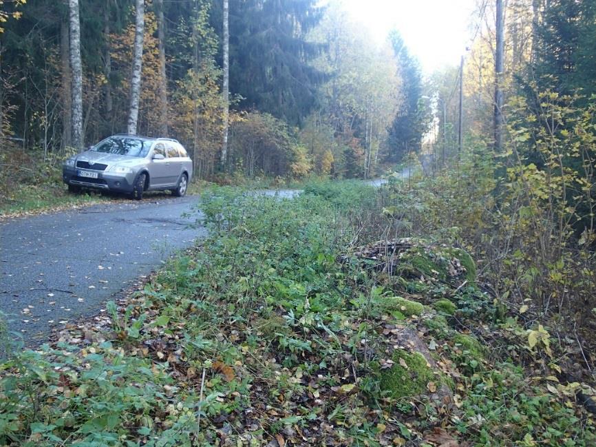 Kuoppa halkaisijaltaan noin 3x2 m, syvyys noin 1 m. Maakuopat ovat vierekkäin jyrkähkön rinteen alapuolisella tasanteella, Brejlinintiestä noin 15 m. Rakennuksen perustus. N 6757428 E478639.