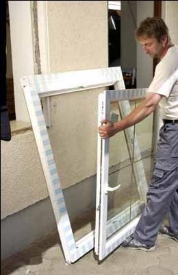 Suosittelemme noin 10-15 mm asennusrako uuden karmin ja seinän väliin, jotta asennus ja sen jälkeinen eristäminen sujuisi helposti. Kun aukko on valmis, ikkuna nostetaan paikalleen.