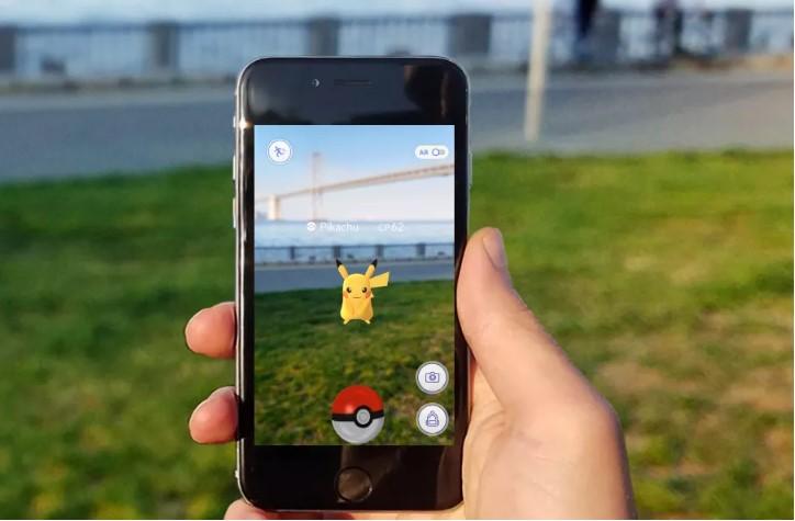 4 Kuva 3. Pokémon GO -mobiilipeli (Stein 2017). 2.2 Lisätyn todellisuuden toteutuksia 2.2.1 HMD-laitteet Lisättyä todellisuutta voidaan visuaalisesti esittää käyttämällä erilaisia HMD-laitteita.