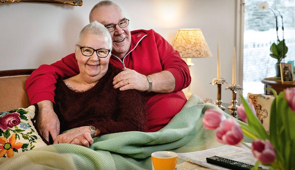 Juhlistimme syövän voittamista ostamalla voisilmäpullat syöpäklinikan kanttiinista ja kahvittelemalla yhdessä.