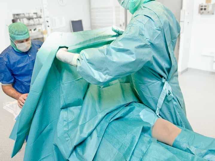 -työvaatteet Leikkaustakit paitsi estävät leikkaushaavan infektoitumisen, myös suojaavat leikkaustiimiä nestekontaminaatiolta.