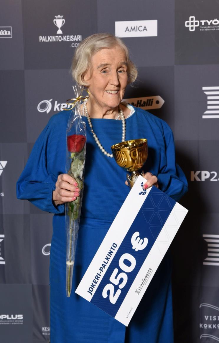 Kokkolan Jymyn pitkäaikainen Grand Old Lady Eila Pohjonen, joka on ollut lähes 70 vuotta mukana seuran toiminnassa, palkittiin Liikunnan elämänura -elämäntapapalkinnolla Keski-Pohjanmaan Liikunnan