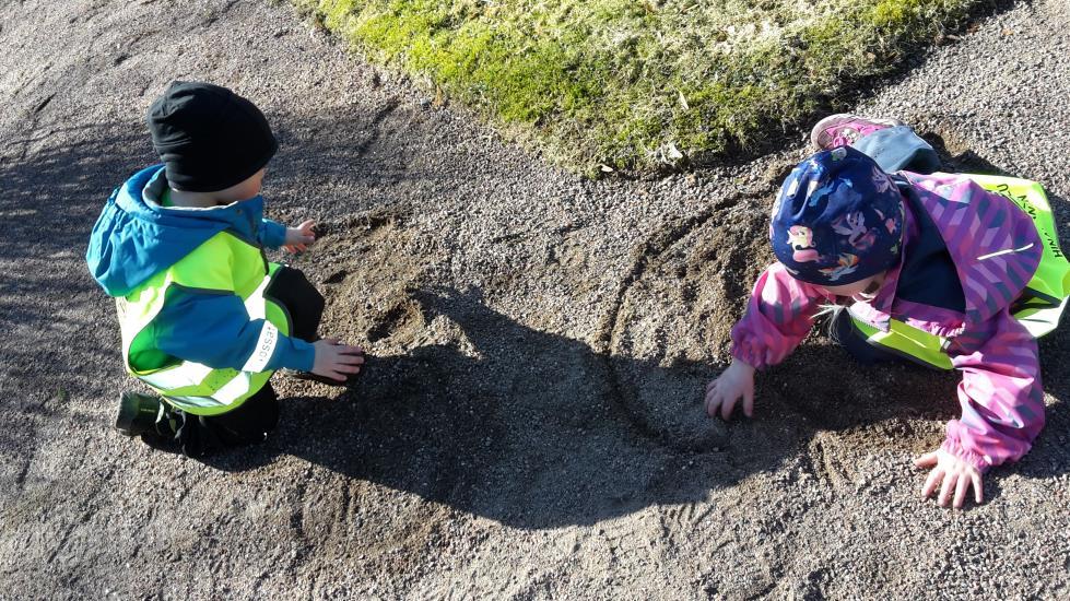 Monipuoliset työtavat Siuntion varhaiskasvatuksessa Siuntiossa keskeinen pedagoginen periaate on toiminnan eheys, kokonaisvaltaisuus ja pitkäkestoisuus.