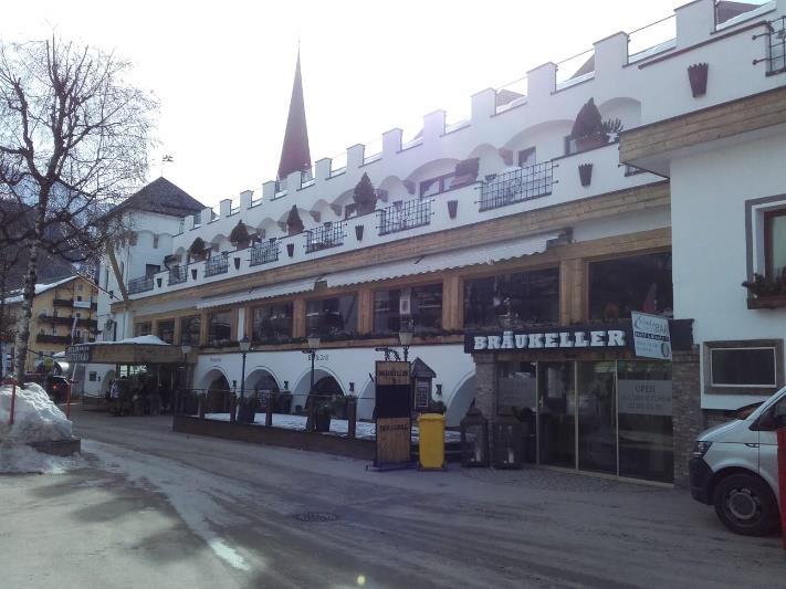 Kylästä löytyi kaikki tarvittavat palvelut ja jos shoppailu kiinnosti, oli siihen aivan loistavat mahdollisuudet. Hintataso oli kuitenkin aika korkea. Itse tyydyin vain näyteikkunashoppailuun.