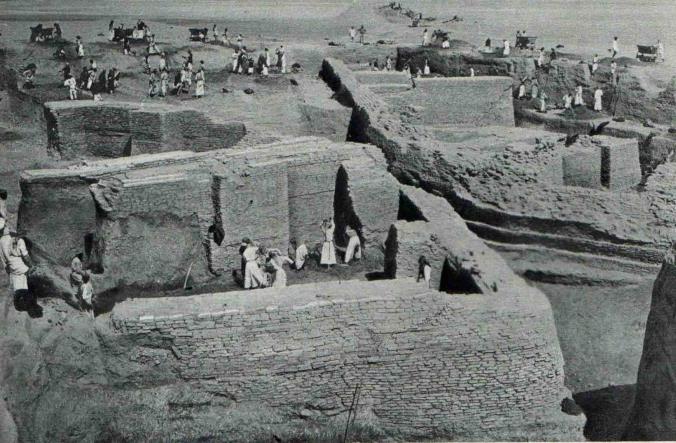 KAUPUNGISTUMINEN kaupunkien muodostumisen edellytyksiä: ylijäämän varastointi, omaisuuserot, erikoistuminen (työnjako) muinaiset kaupungit olivat pieniä: Mesopotamian ja Niilin laakson kaupungeissa