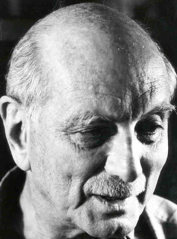 Lewis Mumford: Kaupunkikulttuuri (1949) Kaupunki täydellisessä merkityksessä on niin muodoin: - maantieteellinen kompleksi, -