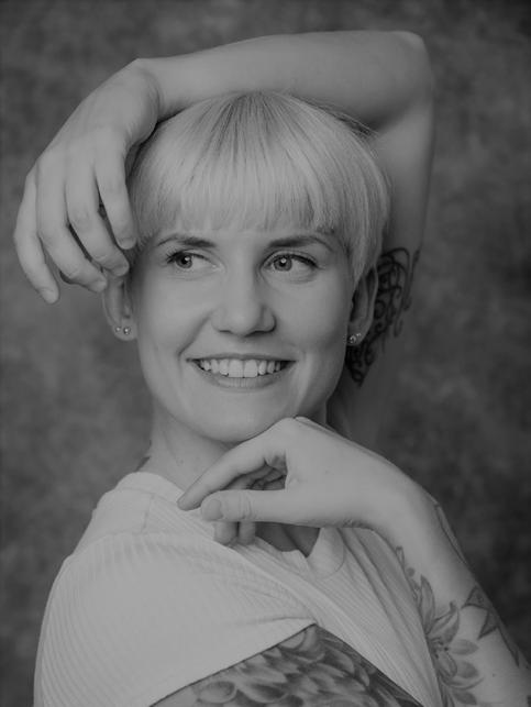 Liisa Heikkinen Sanomatta jätetyt kuiskaukset 2018 KOREOGRAFIA: Liisa Heikkinen TUOTANTO: HAHAHA Dance School Pedagoginen vastuu koreografisessa prosessissa AMK-tutkinto: Tanssinopettaja (AMK), Oulun