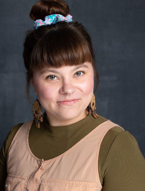 Emmi Myrskog Emmi Myrskog on hiljainen voima, kieron huumorin ystävä, liikkeen tutkija. Emmi on sydämellinen opettaja, ilmaisuvoimainen tanssija ja persoonallinen koreografi.