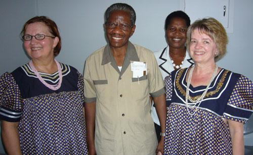 Oshakatin markkinoilta ostetut perinteiset mekot. Keskellä Namibian yliopiston johtokunnan puheenjohtaja tohtori Amaambo.