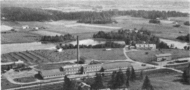 FCG Kuokkalan-Herralan-Hakkarin 94 ( 113 ) Tontti oli tällöin lähinnä viljelymaisemaa. Rautatien lisäksi paikalla oli Hollon pysäkki, joten tehtaan liikenneyhteydet olivat hyvät.