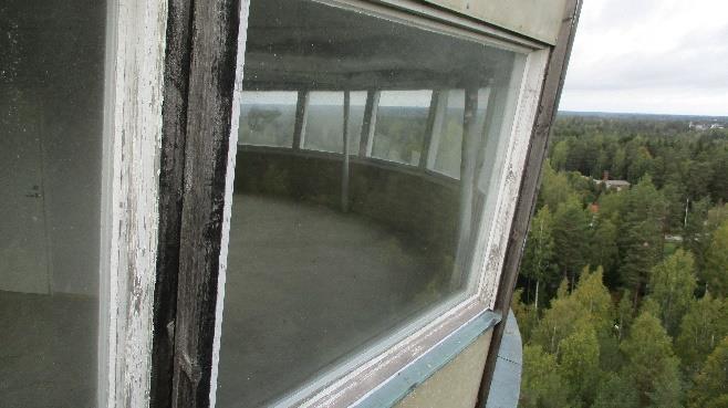 Kahvilaosan ikkunat ovat kaksipuitteisia ja -lasisia puuikkunoita, jotka on asennettu yläreuna ulommaksi kuin alareuna. Ikkunoiden vesipellit ovat kuparia.
