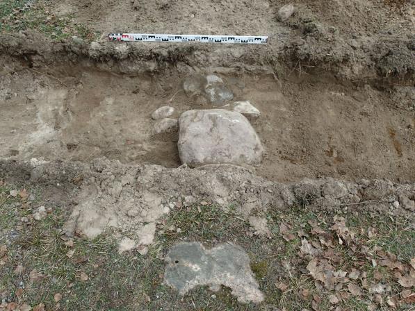 Kivet saattavat olla peräisin tuhoutuneesta (modernin) rakennuksen kiviperustuksesta. Koeoja Ko2. 13x1.3m, maksimisyvyys 90 cm. R1 6754201,1 E 530128,0. Kiveys R1.