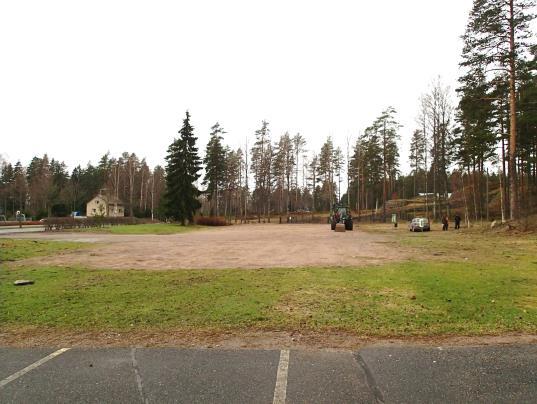 7 Edellisen sivun lartan keskiosassa on vihreällä rajattuna suunniteltu uuden paloaseman tontti.