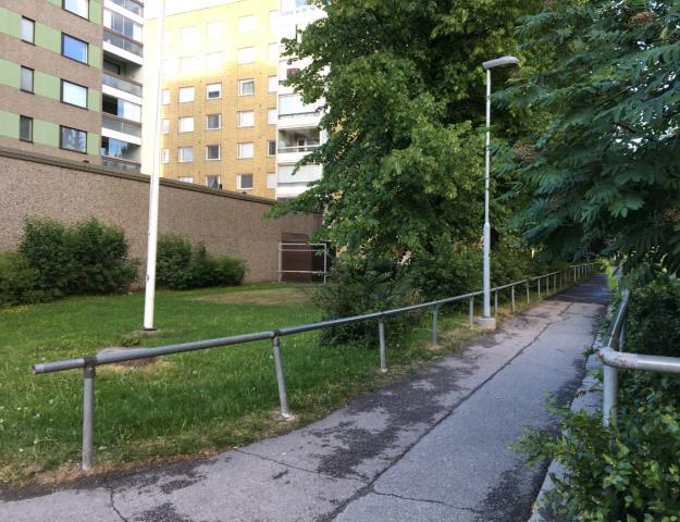 Alhaalla vasemmalla: Tontin eteläpääty, etualalla liikesiipi. Alhaalla oikealla: Tontin eteläpuolitse kulkeva jalankulkuraitti.