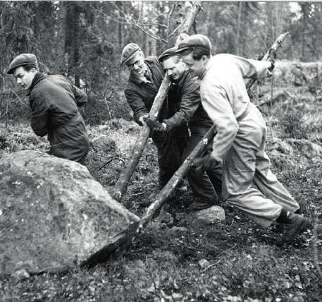 TEEKKARIT - AINUTLAATUINEN YHTEISÖ Opinahjo kouluttaa virkamiehen, yhteisö luo kansalaisen, tokaisi teekkari Nils Wenell Teknillisen korkeakoulun ylioppilaskunnan syntyhetkillä 1872.
