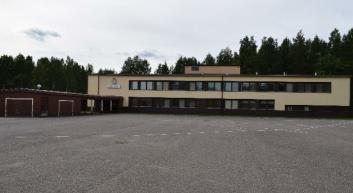 Kemien koulun ja hoivakodin asemakaavamuutos 7.12.2018 6/18 Kuva 2.2. Kemien vanha koulurakennus (vasemmalla) ja koulun viereinen kerrostalo (oikealla) Kaava-alueella ja sen vieressä on hyvät virkistysmahdollisuudet.