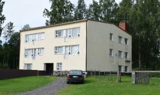 Koulun eteläpuolella on pururata. Liikenne Kaava-alueelle on hyvät liikenneyhteydet. Kaava-alue sijaitsee Kirkkotien varressa, jonka varressa on jalankulku- ja pyörätie.