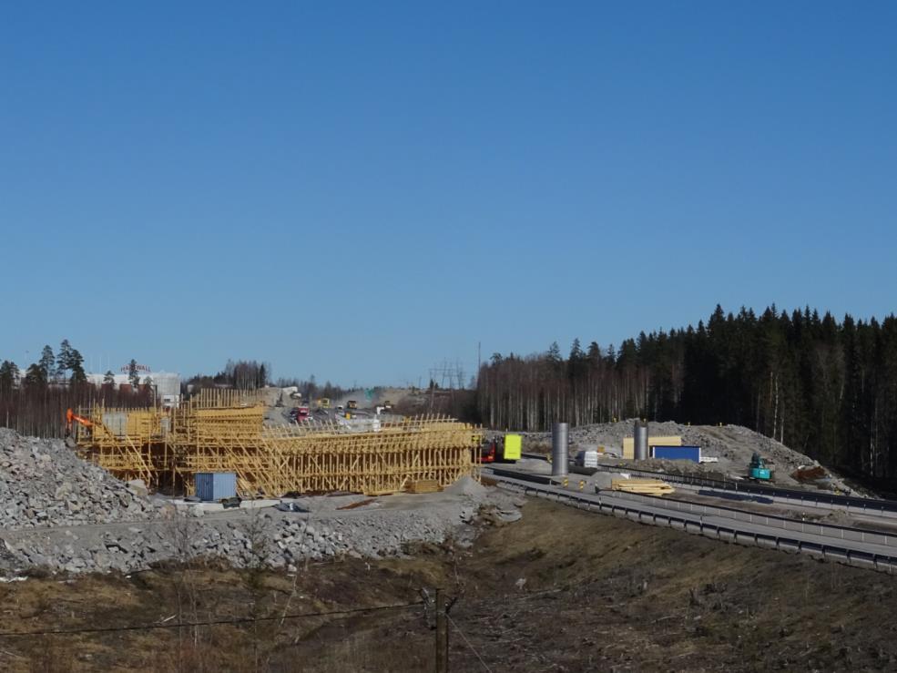 Raportti 5 Kuva 4. Kujalan risteyssillan muottia Hankeosa 2 KU Mt 167 KU Uudenmaankadun työmaalla on päästy kevään viimeistelytöihin.