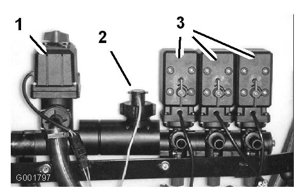 Pumpun kytkin Pumpun kytkin sijaitsee ohjauspaneelissa istuimen oikealla puolella (Kuva 17). Pumppu kytketään käyttöön painamalla kytkin eteen ja pois käytöstä painamalla kytkin taakse.