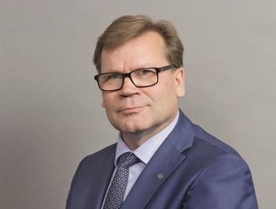 Riippumaton yhtiöstä mutta ei sen merkittävästä osakkeenomistajasta johtuen työsuhteesta FAM AB:ssa. S. 1970.