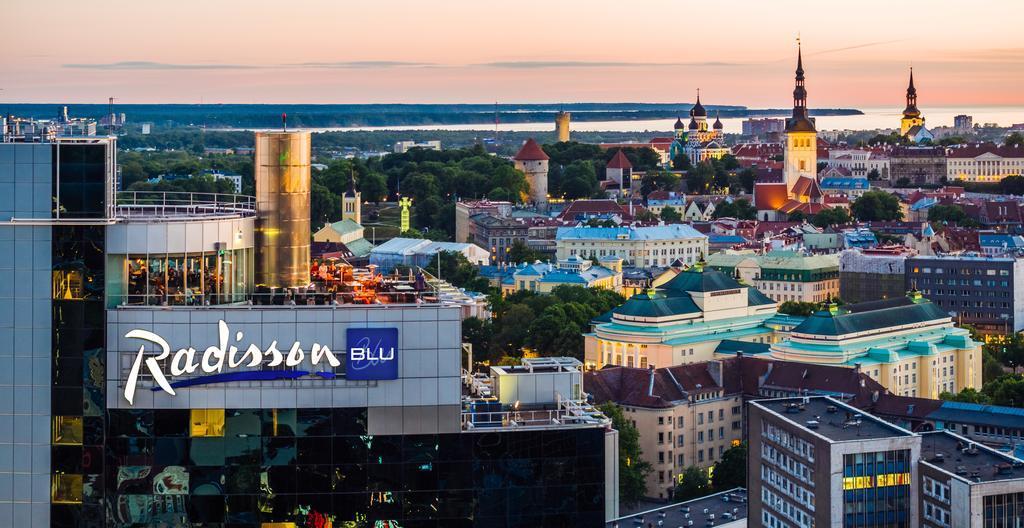 15:30 bussi hotelliin, majoittuminen hot Radisson Blu Sky 17:30 lähtö Tallinn-Reval-klubin kokouspaikkaan Boutique Savoy Hotel