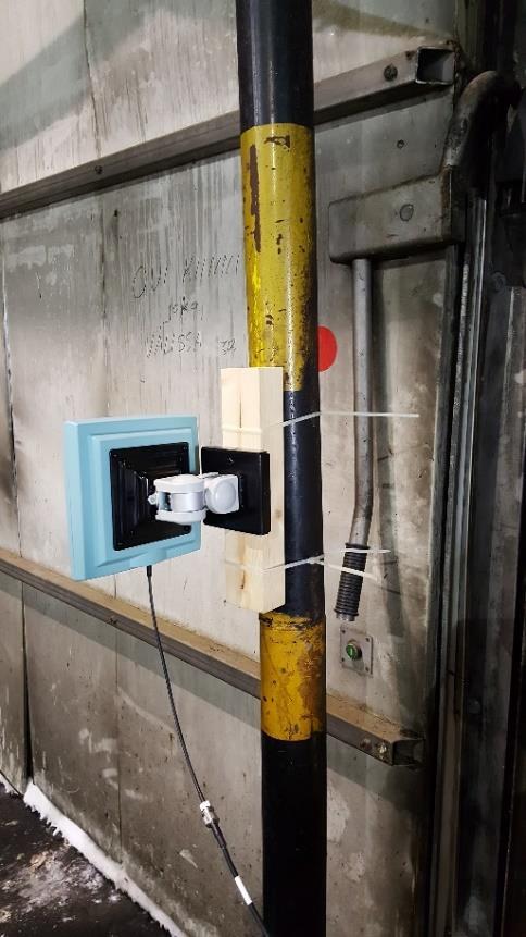 Simatic RF640A-antennien kiinnitys varaston ovelle Kun laitteisto oli saatu kytkettyä, aloitimme kiinnittämään tunnisteita lavoihin. Testiä varten oli hommattu erillisiä ns.