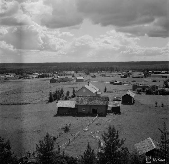 Kokkarin kylä kesällä 1941 (SA-kuva). Koulu on kuvan vasemmassa reunassa, tsasouna on kuvassa oikealla näkyvän keskeneräisen tai hajonneen rakennuksen oikealla puolella, kuvan ulkopuolella.