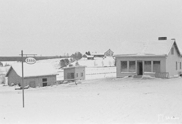 Osuuskaupan kuvassa näkyvä rakennus valmistui kesällä 1939, eli se kerkesi olla kauppana vain