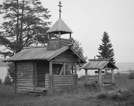 Tolvajärven tsasounan mallilla on tehty Ilomantsin Parppeinvaaran Kaikkien pyhien tsasouna (pikkuserkkuni Eelis Purmosen