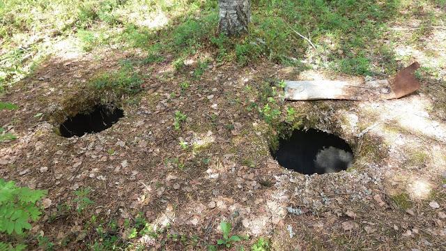 Kaivoista WC:n ja pesutilojen likavesi johdettiin halkaisijaltaan 75 mm metalliputkia pitkin saunan takana olevaan hiekkasärkkään.